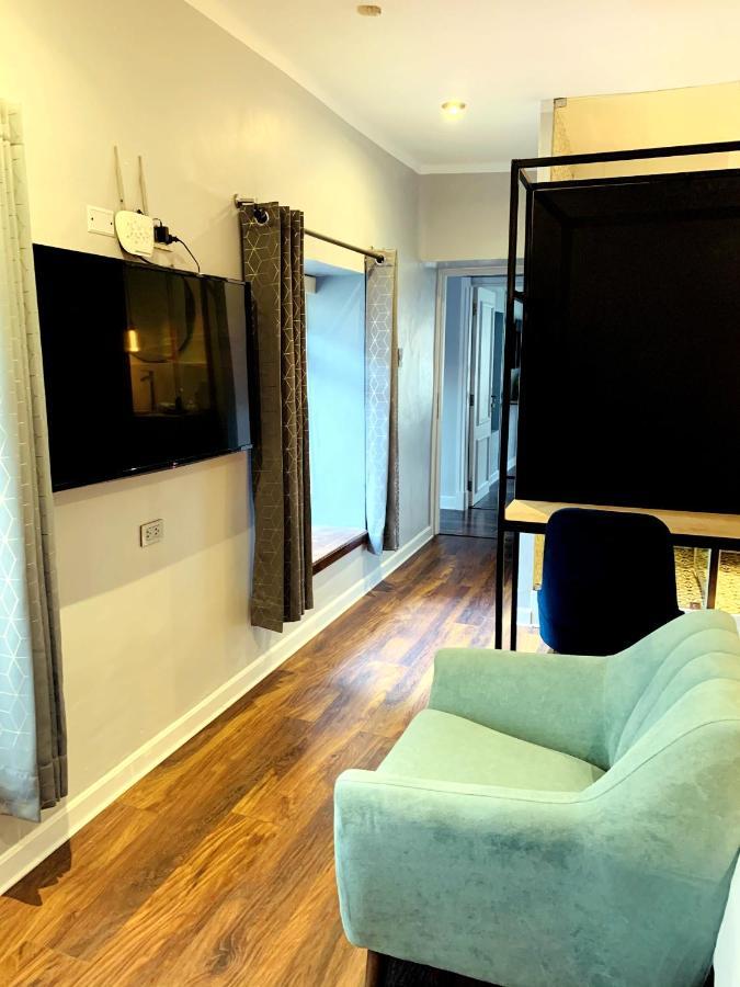 Quarto com Cama King-size e Vista do Jardim