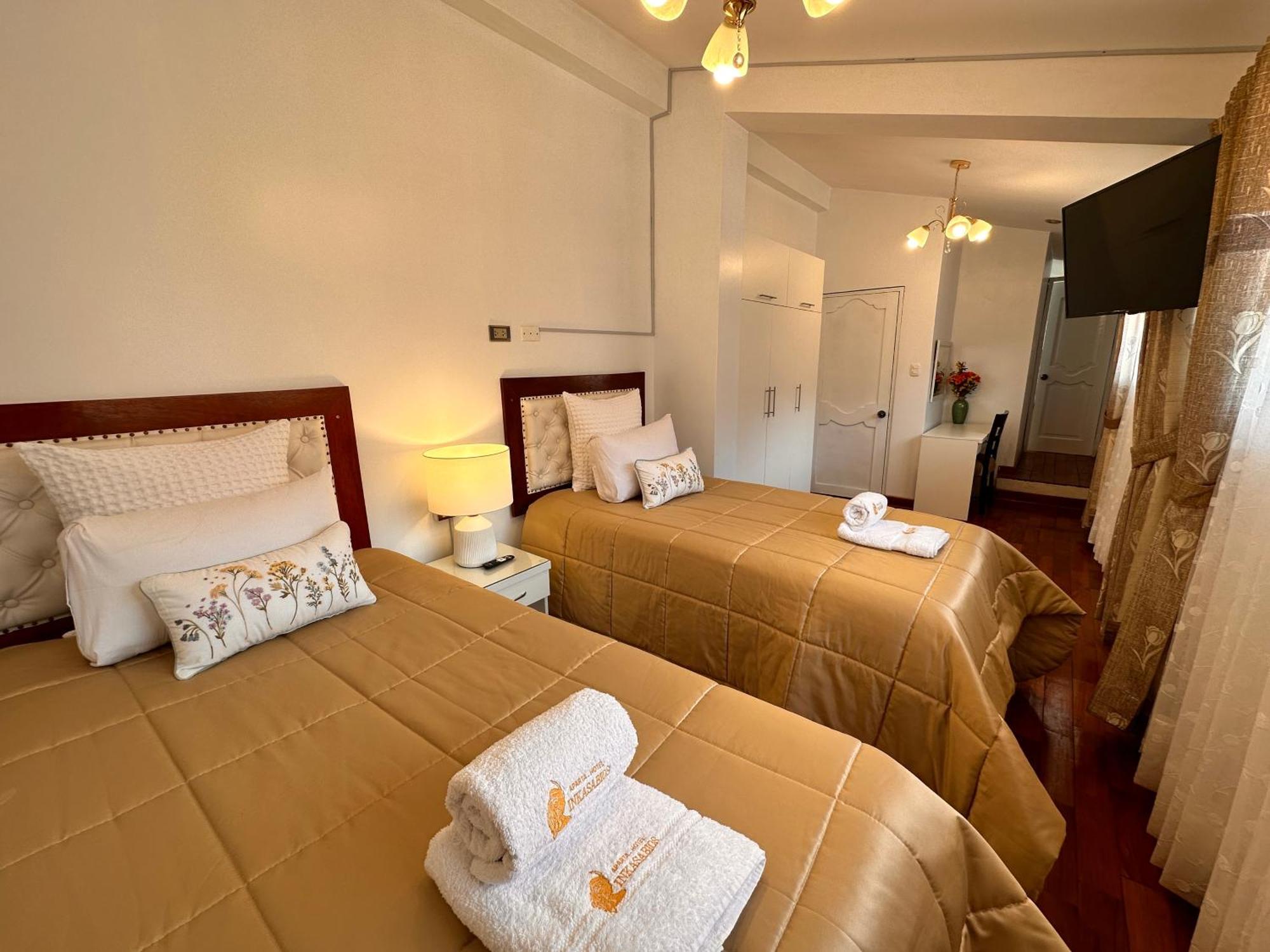 Quarto com 2 Camas de Solteiro e Banheiro Privativo