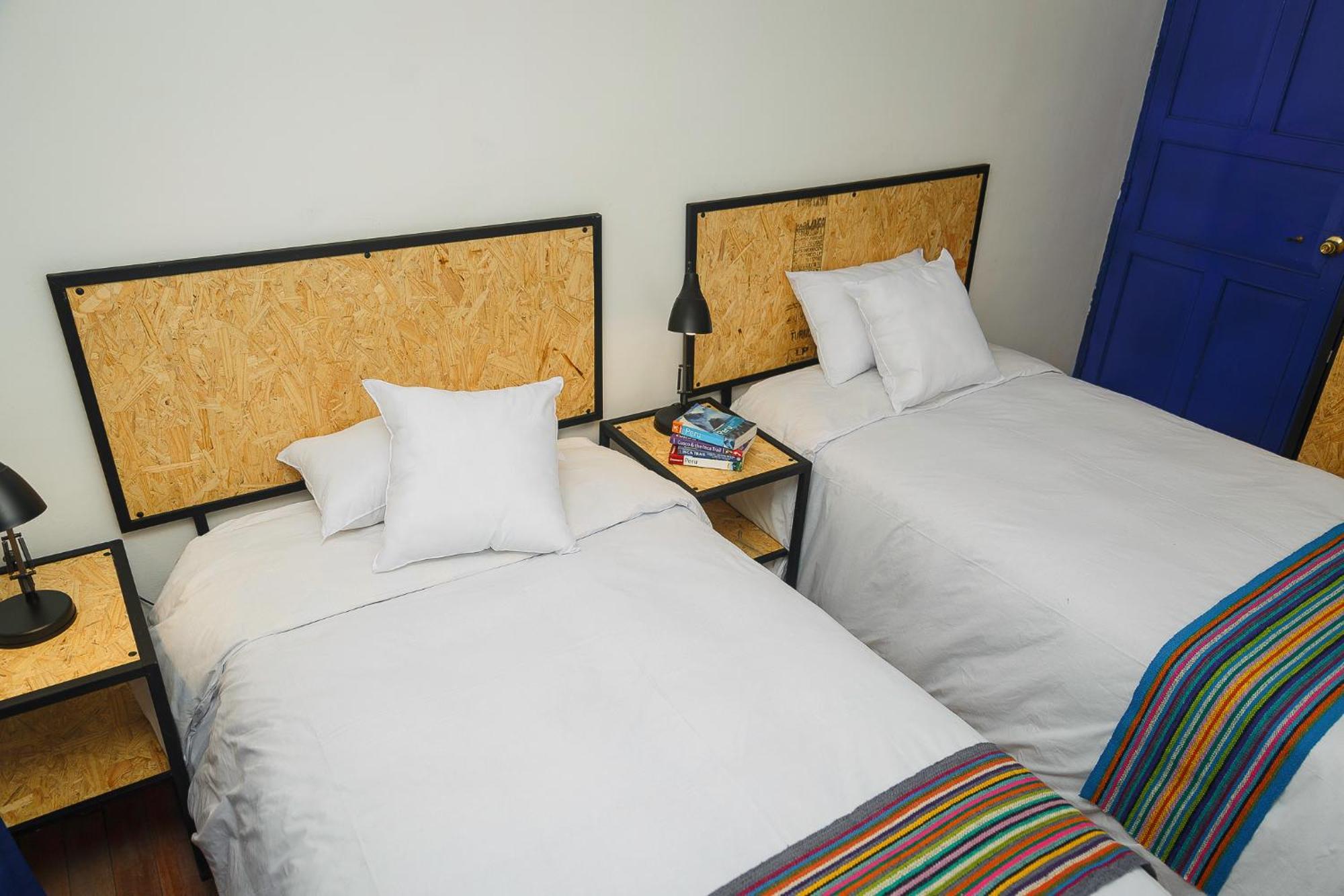 Quarto com 2 Camas de Solteiro e Banheiro Compartilhado