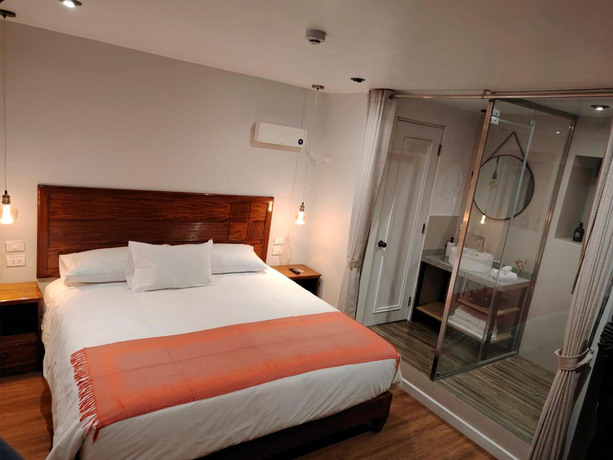 Habitación con cama extragrande.