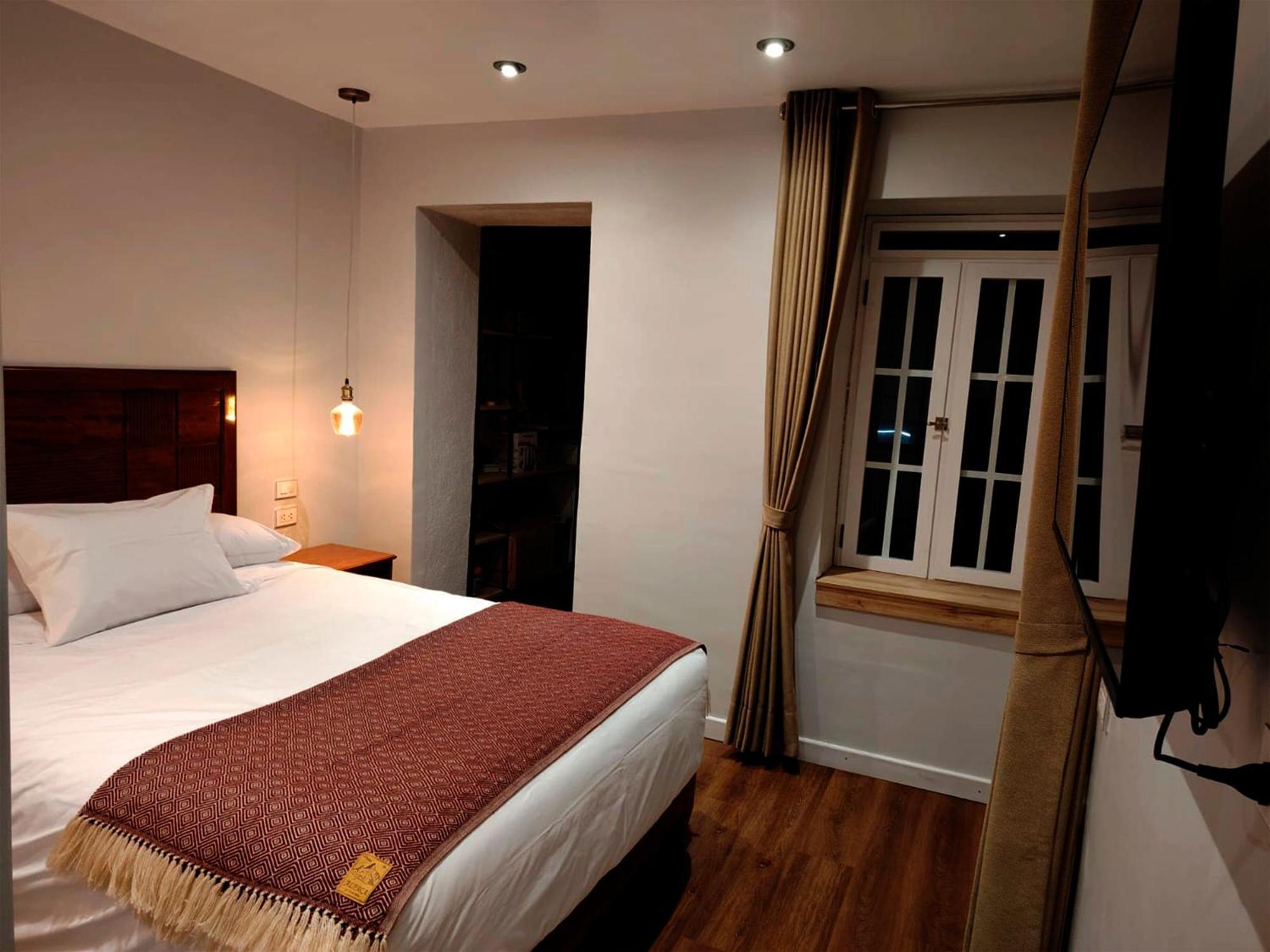 Habitación con cama grande y balcón