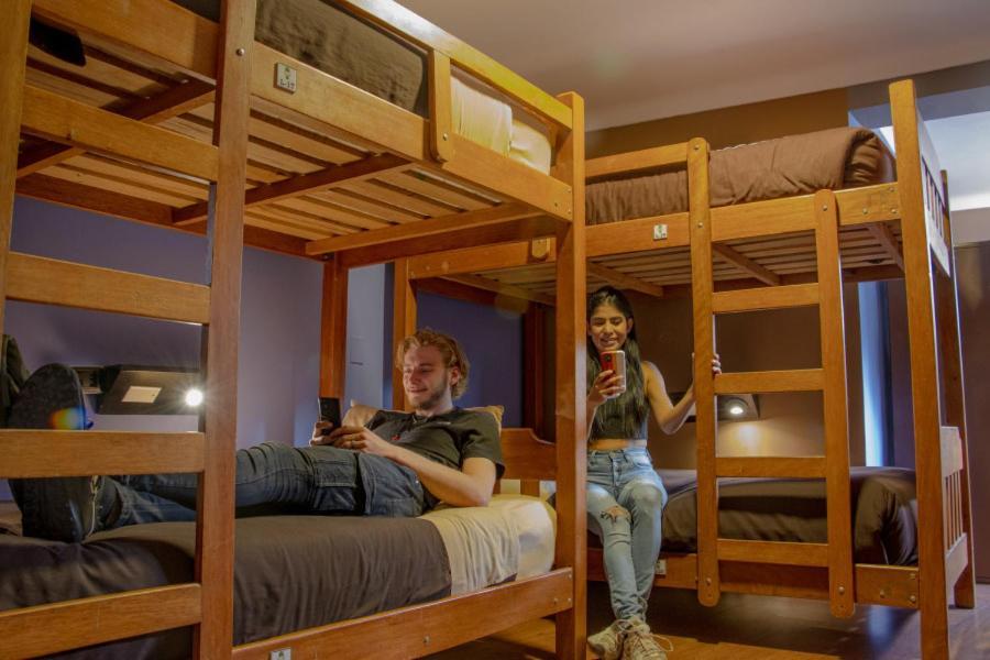 Cama en habitación compartida con 20 camas y baño privado