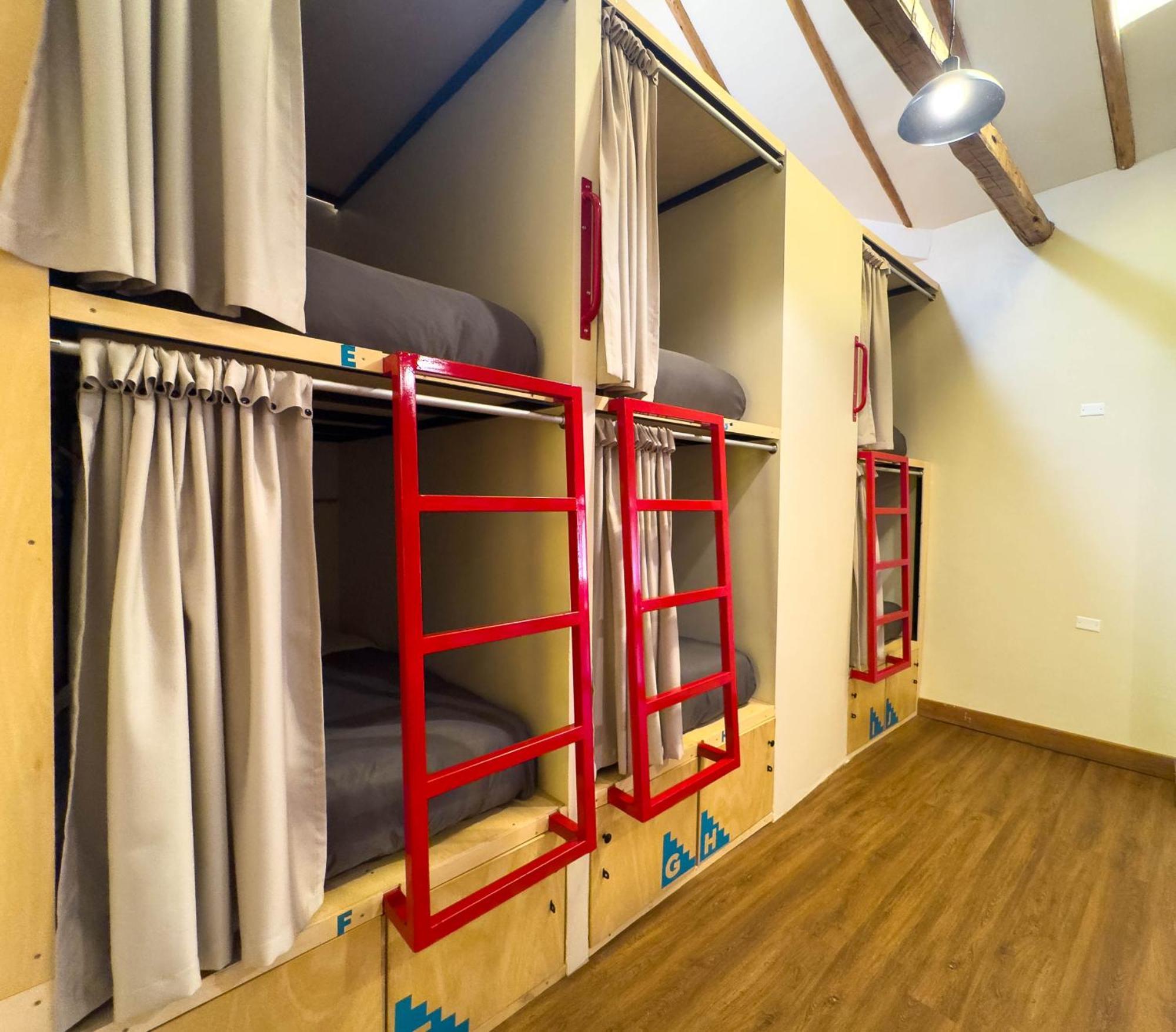 Bett im 10-Bett-Schlafsaal mit Bad