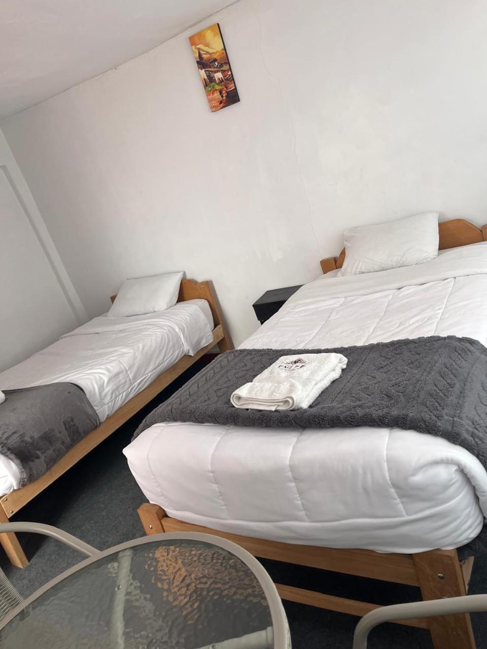 Quarto com 2 Camas de Solteiro e Banheiro Privativo