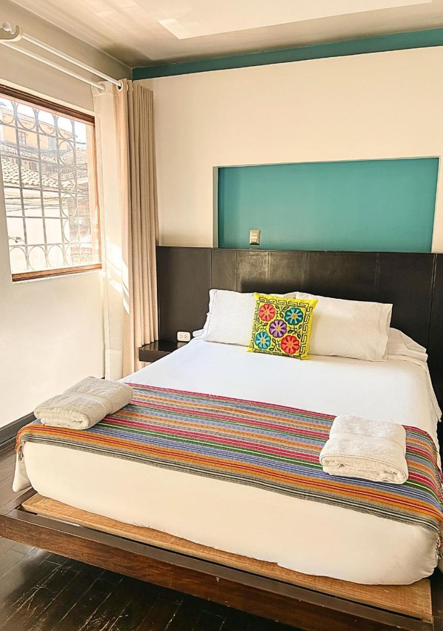 Zimmer mit Queensize-Bett und Balkon