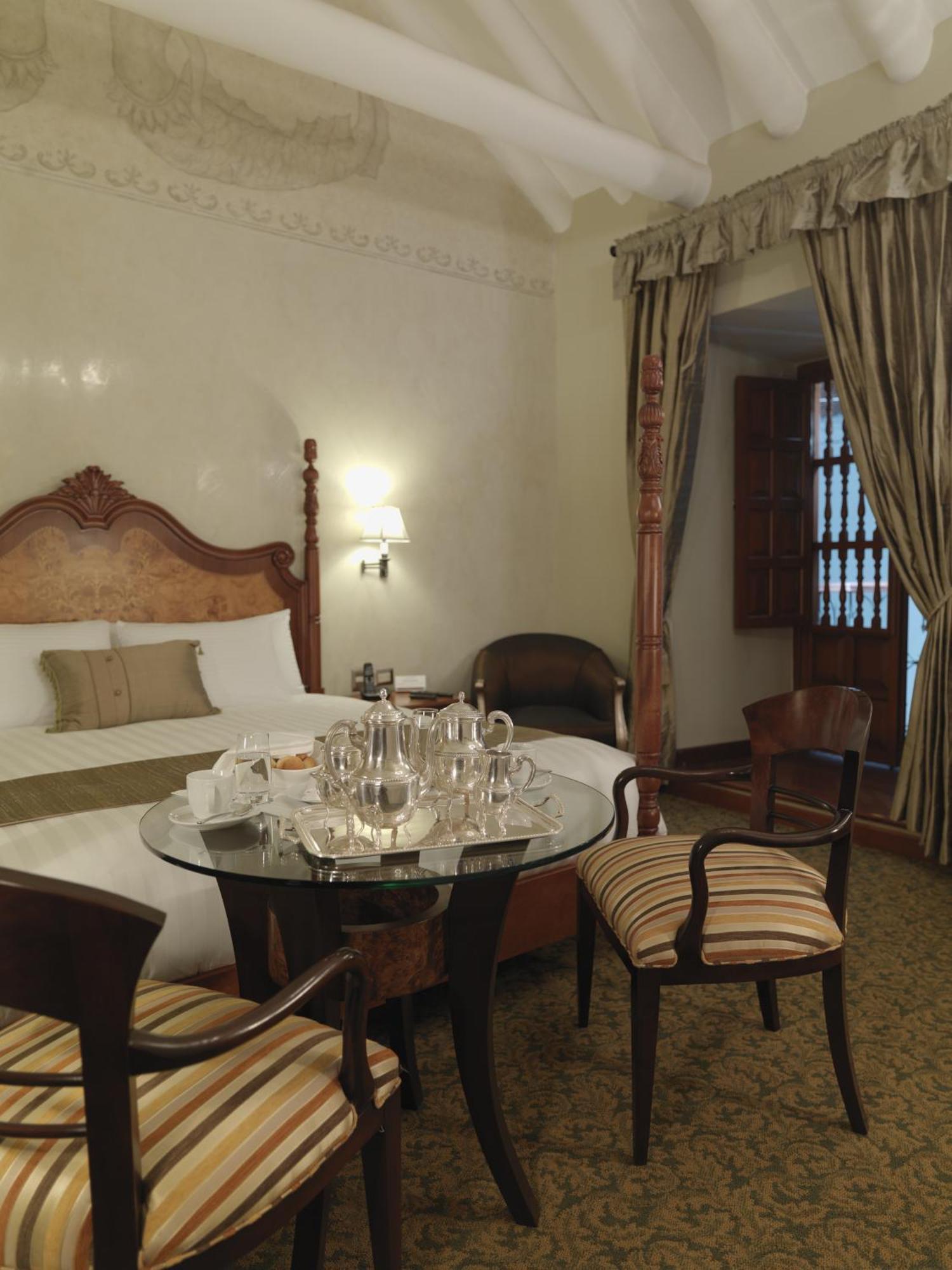 Suite with Balcony and Street View - 1 King Bed